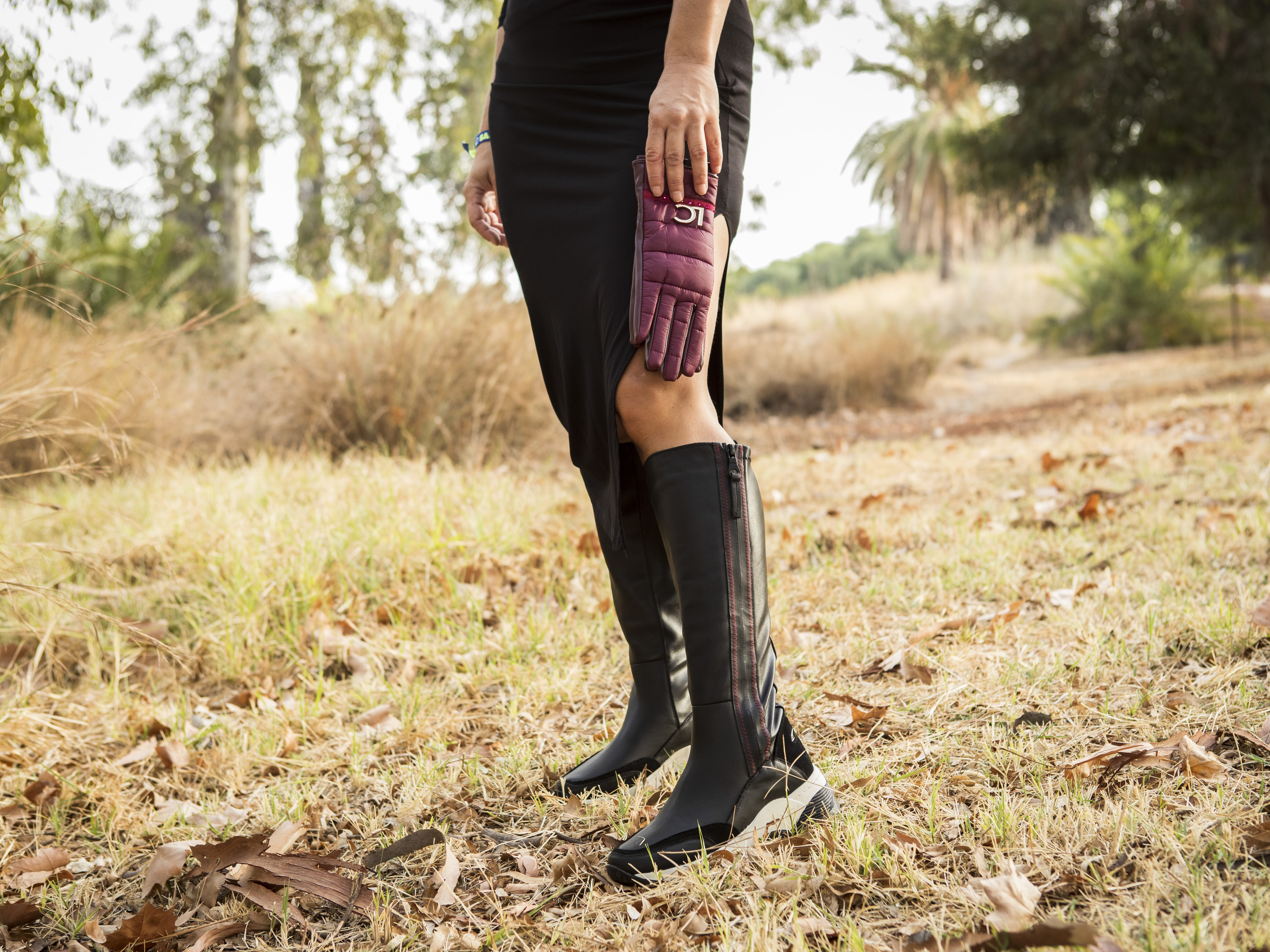 Mujer con botas elásticas y vestido