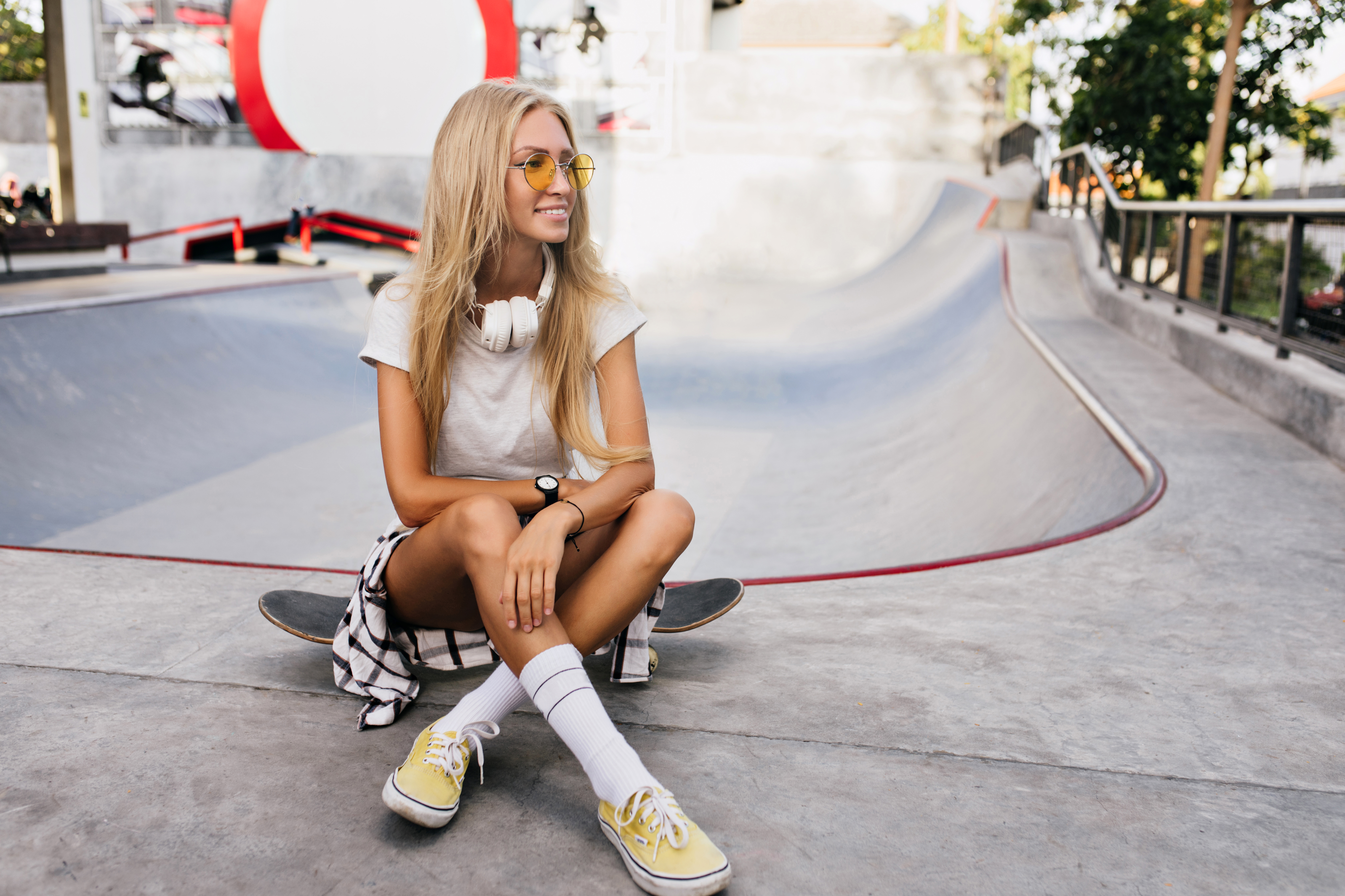 Chica skater con Vans amarillas