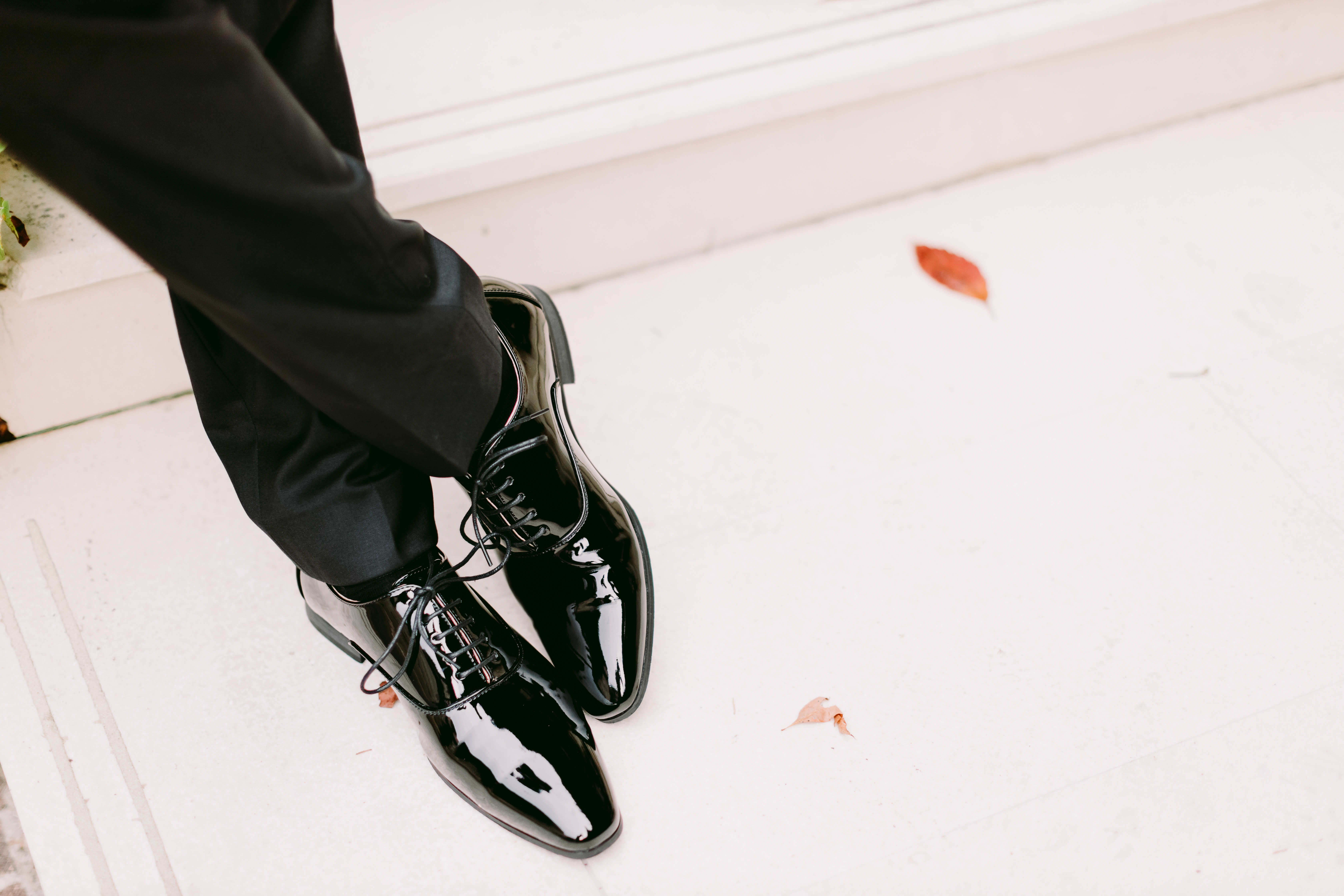 Un novio con zapatos de charol negros
