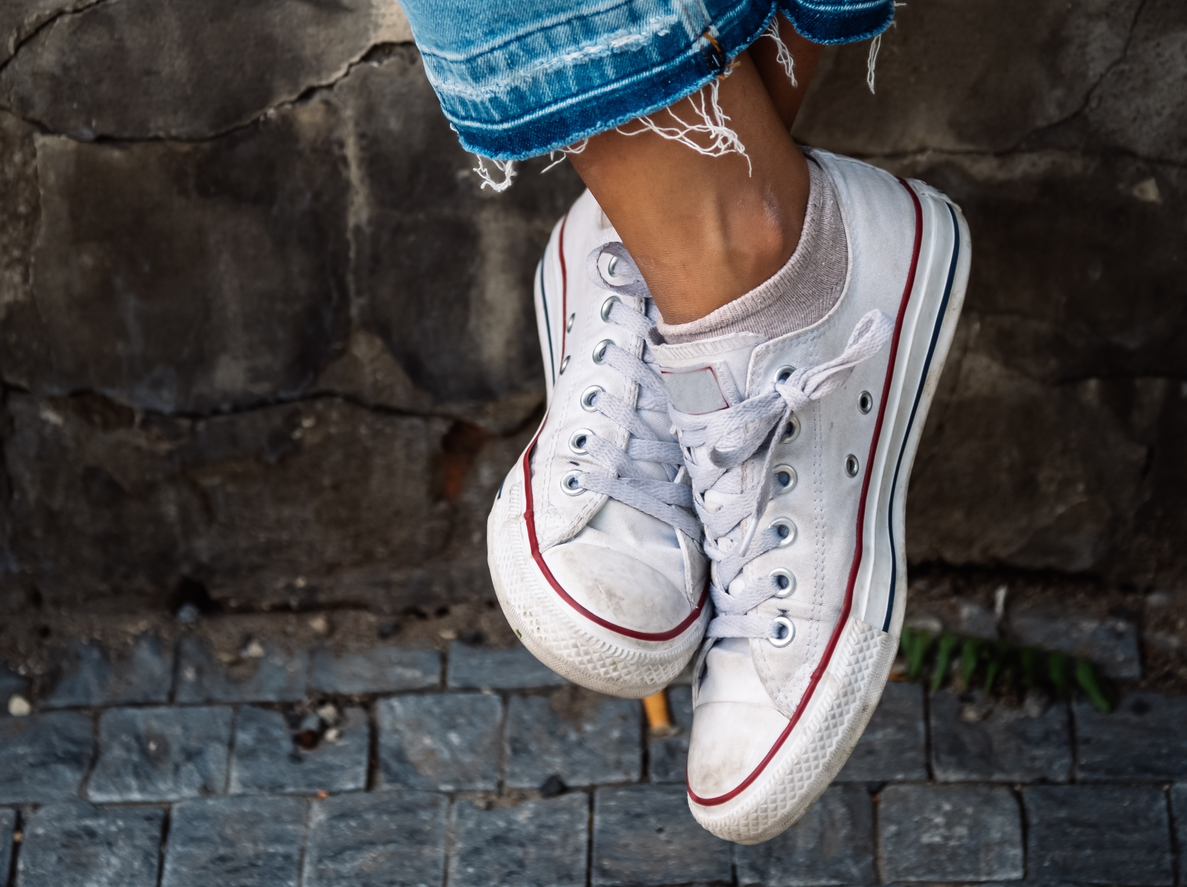 Converse blancas con los dos agujeros laterales