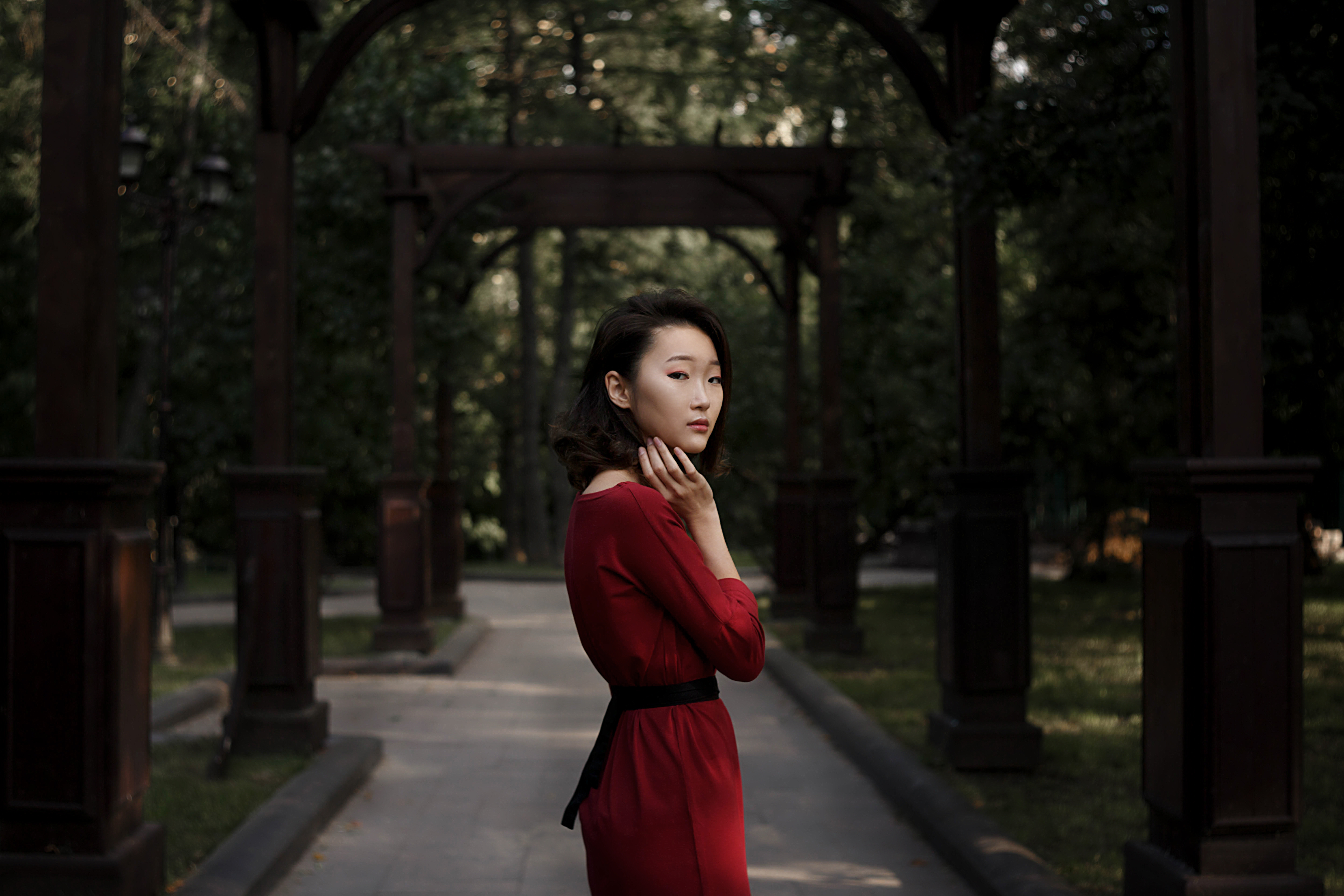 Mujer asiática con un vestido rojo elegante