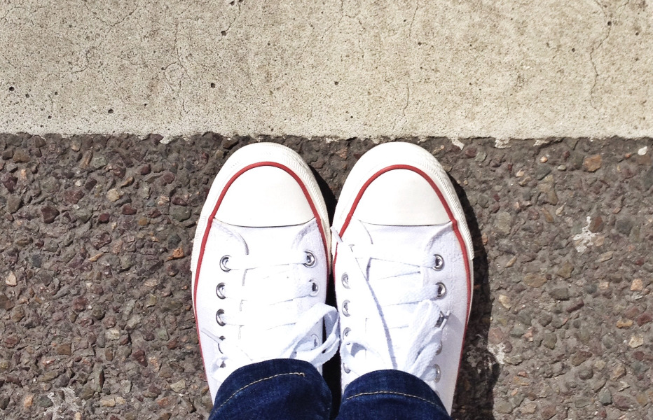 Converse blancas on feet